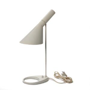 Arne Jacobsen AJ. Bordlampe af hvidlakeret metal. Justérbar skærm. Udført hos Louis Poulsen. H. 55,5.