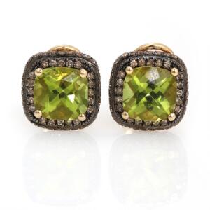 Et par peridot- og diamantørestikker af 14 kt. delvist sort rhodineret guld hver prydet med facetslebet peridot omkranset af talrige brillantslebne diamanter.