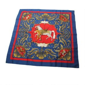 Hermés Kvadratisk silketørklæde i røde og blå farver prydet med motiv af tyrkisk soldat. L. ca. 90 cm.