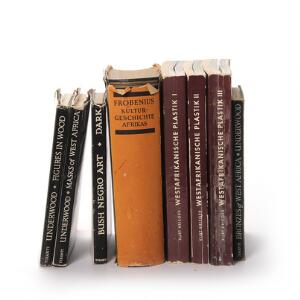 Otte bøger omhandlende Africana. 8