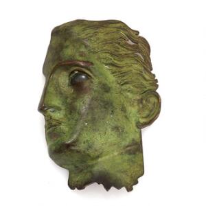 Torben Hardenberg Broche af delvis grøn kobber i form af ansigt. L. ca. 7 cm. Ca. 1990.