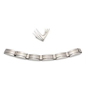 Erik Magnussen Armbånd af sølv. Dessin nr. 115. Broche af sterling sølv fra Hertz medfølger. L. 18 og 3,7 cm. Vægt ialt 56 gr. 2