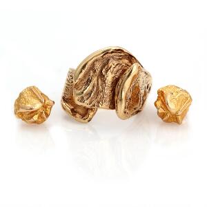 Ole Lynggaard Ring af 14 kt. guld samt et par ørestikker af 14 kt. guld fra Lapponia. Str. 57,5. Diam. 1,0 cm. Vægt ialt 14,5 gr. Ca. 1970-80. 3