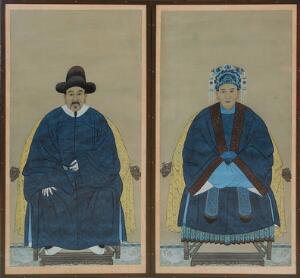 Et par kinesiske aneportrætter, mandarin og hustru, siddende på hesteskoformed stole. Qing, Ca. 1900. I ramme. Billede 107 x 55 cm. 2