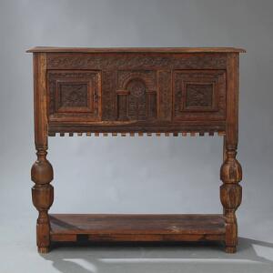 Engelsk renæssanceskænk af egetræ, med rigt udskåren front hvori to døre. 16.17. årh. H. 124. L. 134. D. 47.