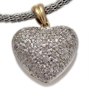 Diamantvedhæng af 14 kt. guld- og hvidguld i form af hjerte prydet med talrige brillantslebne diamanter. L. ca. 2 cm. Grå silkesnor med lås af sterling sølv