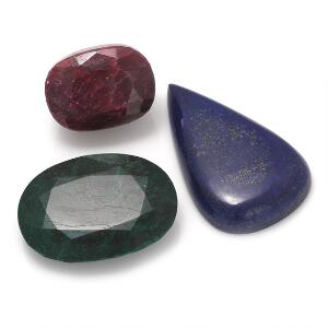 Samling af tre større uindfattede smykkesten bestående af facetsleben smaragd og rubin og cabochonsleben lapis lazuli. I alt ca. 4540.00 ct.