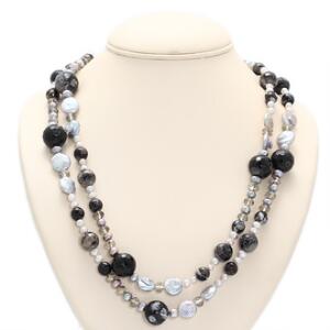 Lang perlehalskæde prydet med ferskvands kulturperler samt facetslebne agater og kvarts. Perlediam. ca. 0,5-1,5 cm. L. ca. 134 cm.