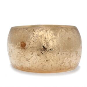 Armring af 14 kt. guld. Diam. ca. 5,2 cm. B. ca. 4,0 cm. Vægt 28 gr.