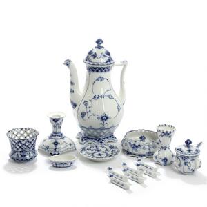 Musselmalet Helblonde. En samling porcelæn dekoreret i underglasur blå, Kgl. P., bestående af 14 dele. 14