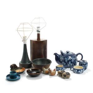 Herman A. Kähler, Per Linnemann-Schmidt m.fl. En samling keramik bestående af tesæt, lamper, skåle, figurer, askebægre m.m. H. 4-35. 14
