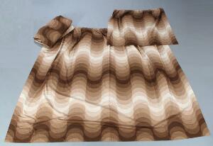 Verner Panton Wave. Seks gardiner af bomuld med bølget mønster i brune nuancer. Designet 1973. Udført hos Mira X. 6