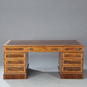 Lysberg Hansen  Therp Partners desk af mahogni, plade med læder, hver side med kabinetter med døre og skuffer. 20. årh. H. 78. L. 179. B. 107.
