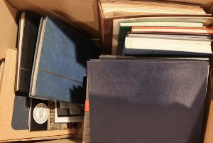 Flyttekasse med Verdens-samling, indstiksbøger, æsker m.m.