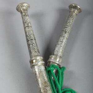 To Burmesiske sølvmonterede Dha sværd i skeder.  2