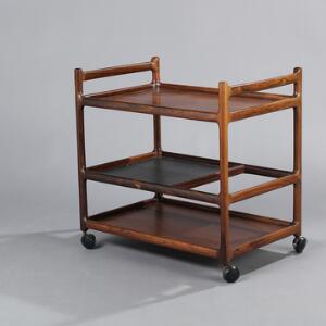 Illum Wikkelsø tilskrevet Serveringsvogn af palisander. Udført hos CF Christensen. 1960erne. H. 70. L. 74. B. 47.