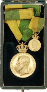Sverige, K. Patriotiska Sällskapet, guldmedaille, 31 mm, 18 karat, 25,3 g inkl. bånd, med miniature i 18 karat, 5,46 g inkl. bånd inkl. æske