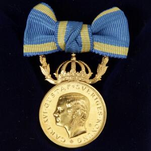 Sverige, Carl XVI Gustav, fortjentsmedaille, Au, 23 karat, 28 mm, 15,4 g inkl. bånd, i original æske