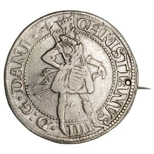 Christian IV, krone 1620, H 106C, rev. monteret med nål