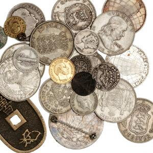 Lille lot danske og udenlandske mønter, bl.a. Danmark, 10 kr 1873, H 9A, F 296, Norge, 2 skilling 1710, 17, 8 skilling 1712 perforeret, i alt 25 stk.