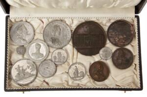 Lille samling på 13 medailler, 18.-19. århundrede, primært danske, tinafslag, tinafstøbninger og galvaniske kopier