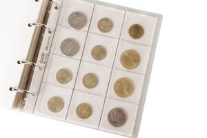 Samling danske årgangs- og skillingsmønter i album cigarkasse med primært nyere udenlandske mønter inkl. erindringsmønter6 skilling 17715 12 kr 1926