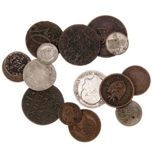 Samling af nyere danske og udenlandske mønter og lidt sedler samt lidt skillingsmønter og sølv 1, 2 kr 1915-16, 2 kr 1899 pudset