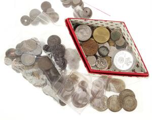 Erindringsmønter 5 stk. inkl. 200 kr 1990, 12 kr Ag 2 stk., 125 øre 1918jern ca. 15 stk., lidt kurserende mønter, poser og kasse med mønter,