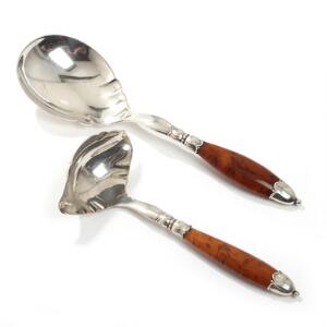 Sauce- og serveringsske af sølv med skafter af imiteret rav. Danmark 1929. Vægt ca. 158 gr. 2