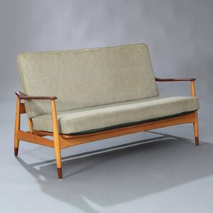 Arne Vodder To personers sofa med stel af bøg, armlæn og fødder af teak. Løse hynder i sæde samt ryg betrukket med lys grå uld.