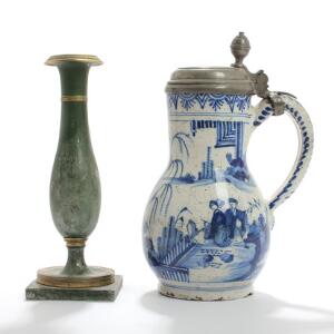 Delft lågkande af fajance, dekoreret med kineserier i blå, låg af tin. 18. årh. Samt lysestage af grønmalet tin. 19. årh. H. 26 og 23. 2