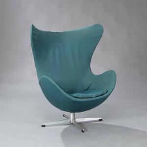 Arne Jacobsen Ægget. Hvilestol med profileret, formstøbt stamme og firpasfod af aluminium. Betrukket med blå uld. Udført hos Fritz Hansen.