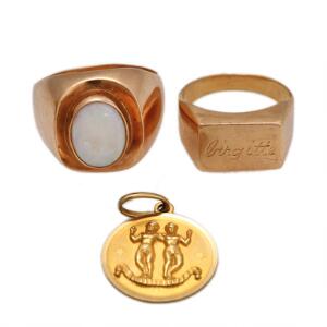 Smykkesæt af 14 og 18 kt. guld bestående af opalring af 14 kt. guld prydet med cabochonslebet opal samt ring og vedhæng af 18 kt. guld. Str. 49. Vægt 11,5 gr.