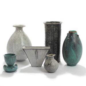 Svend Hammershøi Seks større og mindre vaser af lertøj, dekoreret med hhv. sorthvid og sortturkis dobbeltglasur. Sign. HAK. H. 10-25. 6