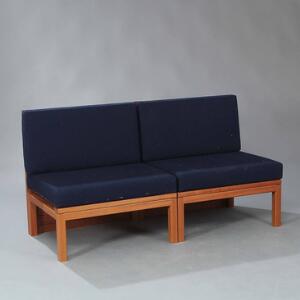 Mogens Koch Sofa af mahogni bestående af to elementer. Løse hynder i sæde samt ryg betrukket med blå uld. 2