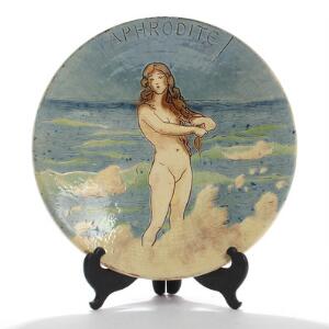 Niels Skovgaard Aphrodite. Rundt fad af keramik dekoreret i farver med Afrodite i havkanten. Sign. N. K. Skovggard 23 1886. Diam. 27.