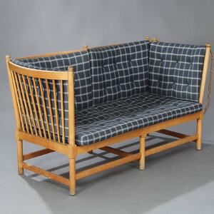 Børge Mogensen Tremmesofa. To-pers. sofa med stel af bøg. Løse hynder i sæde og ryg betrukket med blåt ternet Cotil. Model 1789.