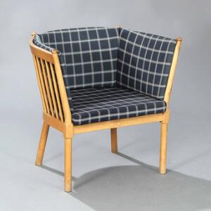 Børge Mogensen Tremmestol. Lænestol med stel af bøg. Løse hynder i sider, sæde samt ryg betrukket med blåt ternet Cotil. Model 4389.