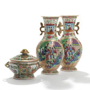 Kinesisk Canton famille rose lågterrin, samt to vaser dekorerede med blomster og figurscenerier i guld og farver. 19. årh. 3
