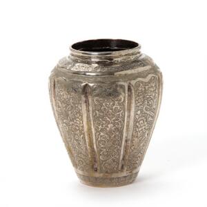 Lille iransk vase af sølv, rigt dekoreret med felter hvori fugle, blomster og bladværk. 20. årh. H. 11 cm. Vægt 235 gr.