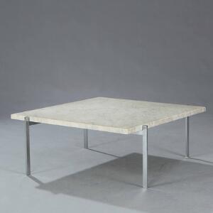 Poul Kjærholm PK-61. Kvadratisk sofabord med stel af stål. Top af lys marmor. Antageligt udført hos Fritz Hansen. H. 33. B.L. 80.