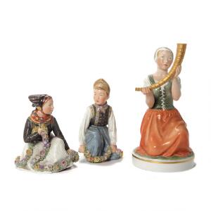 Samling figurer af porcelæn, dekorerede i farver og guld. 12412, 12414, 12242. Juliane Maries mærke. H. 13-12 cm. 3