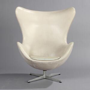 Arne Jacobsen Ægget. Hvilestol med profileret, formstøbt stamme og firpasfod af aluminium, hvidt skind. Model 3317. Tidlig udgave. Udført hos Fritz Hansen.