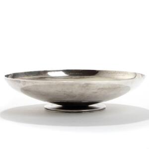 Harald Nielsen Frugtskål af hammerslået sterlingsølv på rundt fodstykke. Georg Jensen dessin 752C, 1933-1944. Vægt 770 gr. Diam. 25,5.