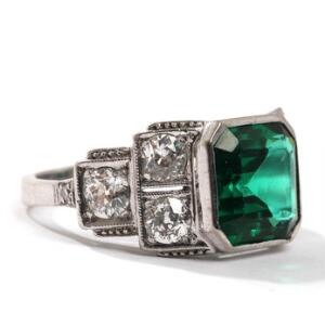 Turmalin- og diamantring af hvidguld, prydet med smaragdsleben turmalin, flankeret af brillantslebne diamanter. Str. 55. Ca. 1930.