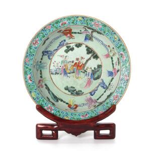 Kinesisk vaskefad af porcelæn, dekoreret i farver med figurer. 19. årh. H. 11 cm. Diam. 38 cm. Med stand af træ.
