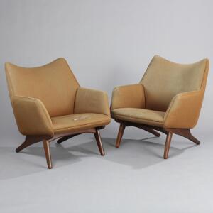 Illum Wikkelsø, tilskrevet Et par lænestole med stel af eg, sæder, sider og rygge betrukket med brun uld. 2