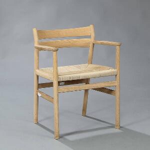 Børge Mogensen Armstol med stel af eg, sæde udspændt med flettet papirgarn. Formgivet 1958. Udført og mærket hos Bernstorffminde AS.