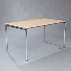 Four Design Rektangulært spisebord med top af fineret ahorn, udfoldeligt stel af forkromet stål. H. 73. B. 80. L. 160.