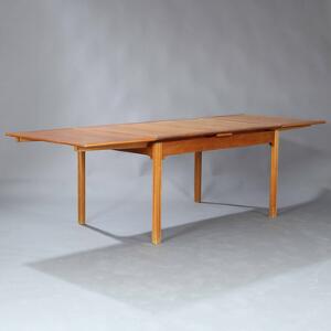 Kaare Klint Rektangulært bord af mahogni med profilerede ben. Udført hos Rud. Rasmussens Snedkerier med mærkat herfra.